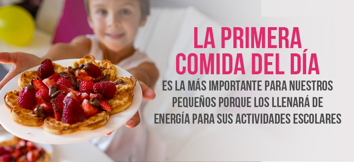 Un nio sonriente mostrando su plato con wafles y fresas