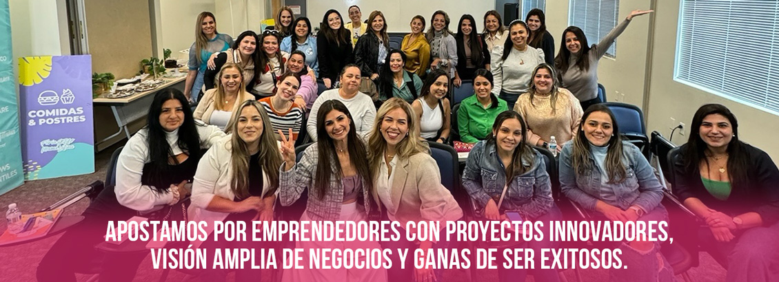 Katy Ferrer sonriente y rodeada de su comunidad de emprendeoras latinas