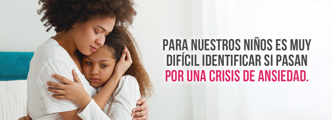 Madre e hija abrazadas en medio de crisis de ansiedad